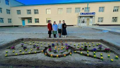 1988 жылғы туылған түлектер мектеп алаңына гүл отырғызды.